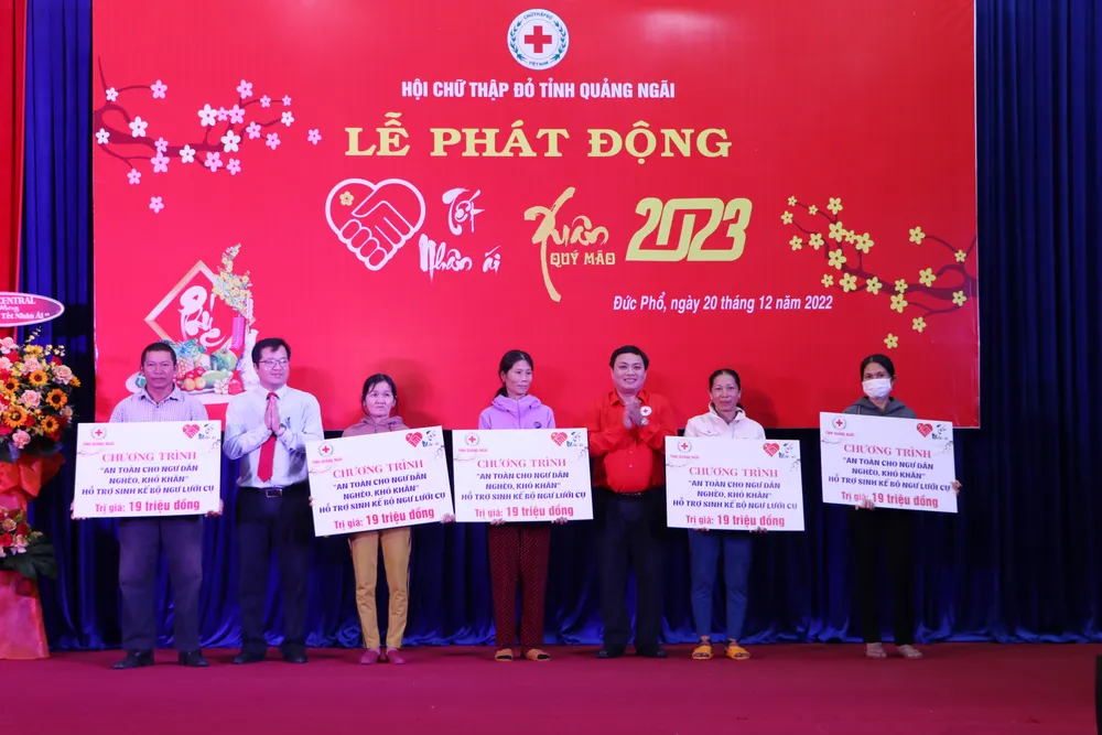 Ban tổ chức trao hỗ trợ sinh kế bộ ngư lưới cụ cho ngư dân nghèo, khó khăn Ban tổ chức trao hỗ trợ sinh kế bộ ngư lưới cụ cho ngư dân nghèo, khó khăn