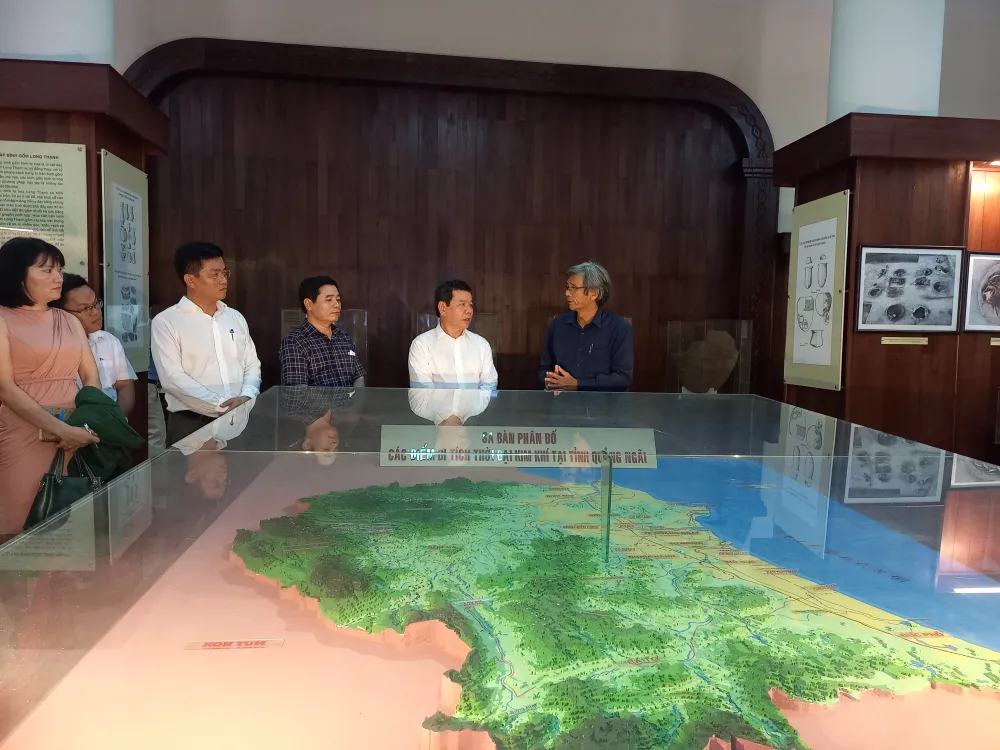 Chủ tịch UBND tỉnh Quảng Ngãi tham quan khu di chỉ Văn hóa Sa Huỳnh. Ảnh: NGUYỄN TRANG Chủ tịch UBND tỉnh Quảng Ngãi tham quan khu di chỉ Văn hóa Sa Huỳnh. Ảnh: NGUYỄN TRANG