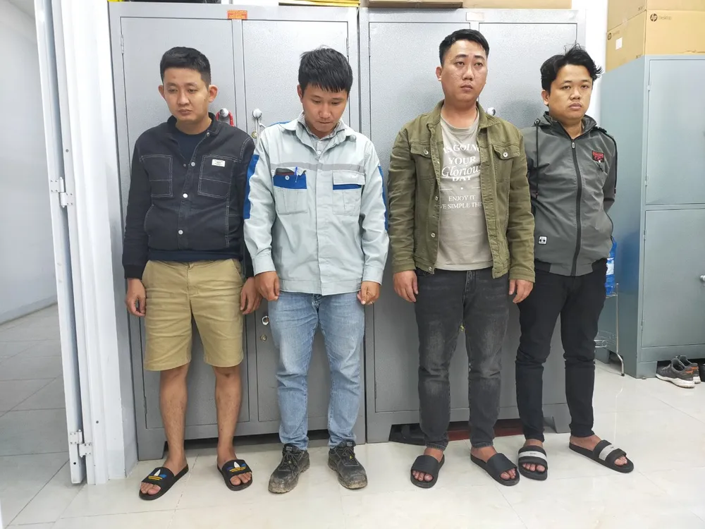 Từ trái qua phải, các đối tượng Đặng Diệu Ngọc Minh, Nguyễn Minh Tây, Phạm Quốc Hùng và Nguyễn Thanh Khiết Từ trái qua phải, các đối tượng Đặng Diệu Ngọc Minh, Nguyễn Minh Tây, Phạm Quốc Hùng và Nguyễn Thanh Khiết