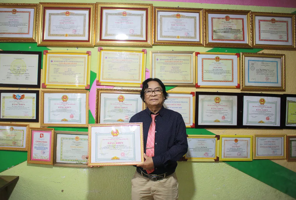 Cả cuộc đời với rất nhiều giải thưởng, bằng khen, huy chương... đều là tâm huyết của Nghệ nhân nhân dân Trịnh Công Sơn. Ảnh: NGUYỄN TRANG Cả cuộc đời với rất nhiều giải thưởng, bằng khen, huy chương... đều là tâm huyết của Nghệ nhân nhân dân Trịnh Công Sơn. Ảnh: NGUYỄN TRANG