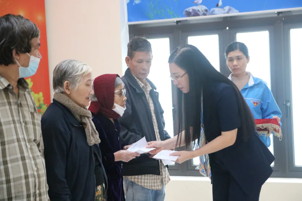 Bí thư Tỉnh ủy Bùi Thị Quỳnh Vân tặng quà cho người dân Bí thư Tỉnh ủy Bùi Thị Quỳnh Vân tặng quà cho người dân