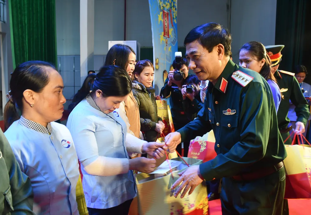 Đại tướng Phan Văn Giang tặng quà tết cho các gia đình chính sách, hộ nghèo, công nhân lao động khó khăn tại tỉnh Quảng Ngãi Đại tướng Phan Văn Giang tặng quà tết cho các gia đình chính sách, hộ nghèo, công nhân lao động khó khăn tại tỉnh Quảng Ngãi