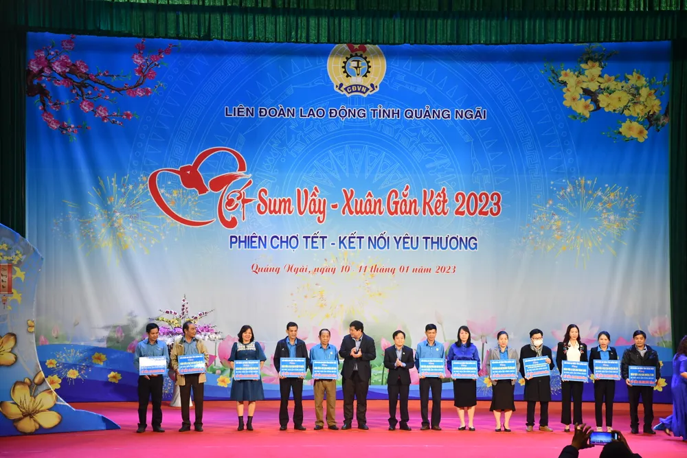 Tặng quà cho đoàn viên công đoàn có hoàn cảnh khó khăn Tặng quà cho đoàn viên công đoàn có hoàn cảnh khó khăn