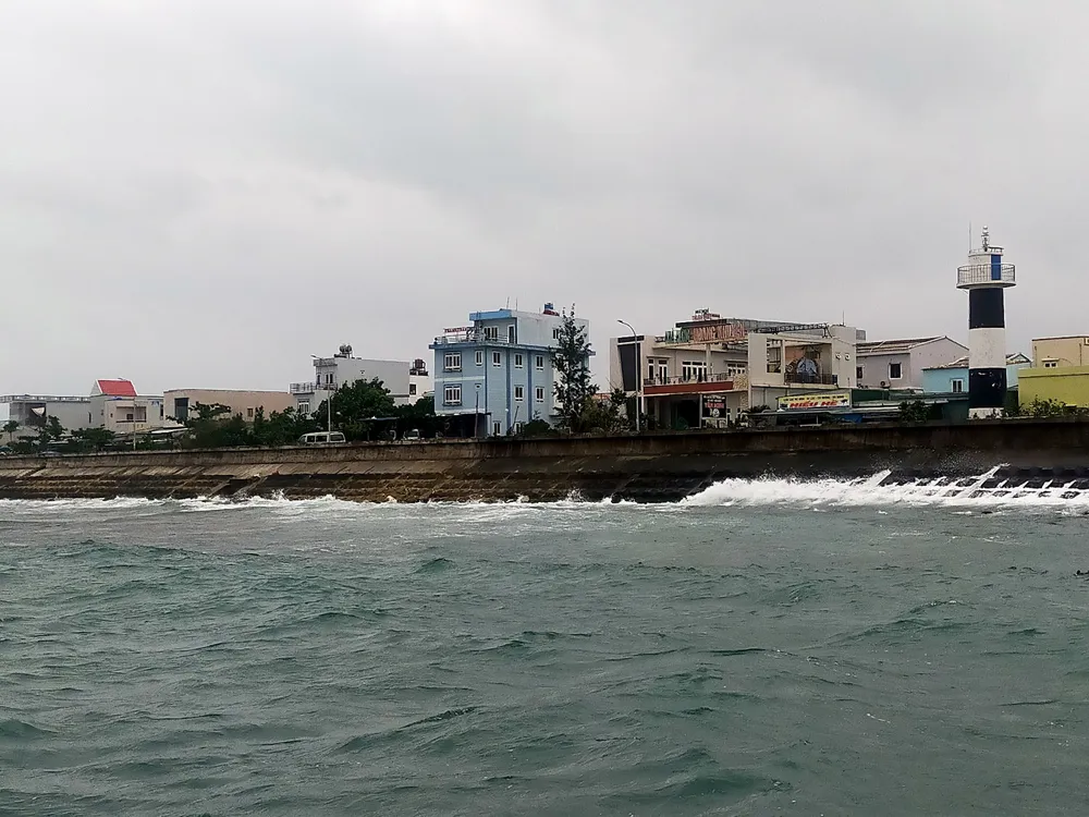 Thời tiết diễn biến xấu, biển động kéo dài, việc vào đất liền hay ra đảo Lý Sơn của người dân gặp khó khăn