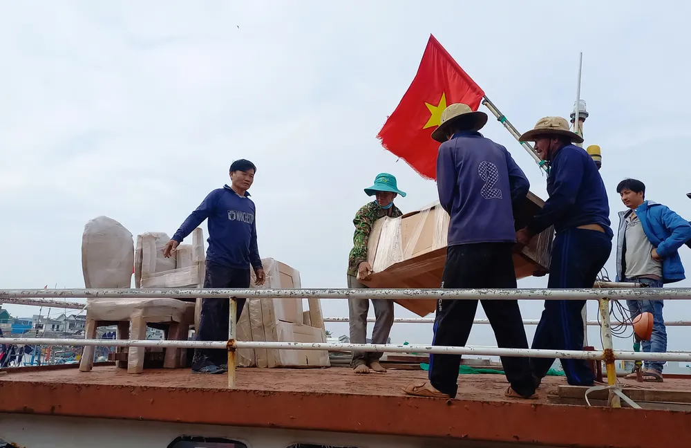 Các mặt hàng đồ thủ công mỹ nghệ cũng lên tàu ra đảo. Ảnh: NGUYỄN TRANG