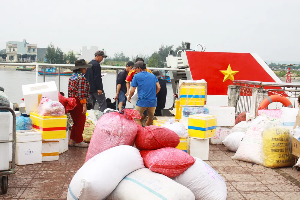 Hàng hóa được vận chuyển tập trung tại cảng Sa Kỳ. Ảnh: NGUYỄN TRANG