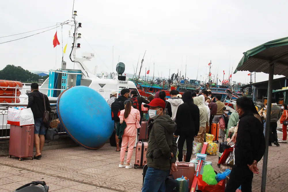 Hành khách xuống tàu để ra cảng Lý Sơn về đón tết cùng gia đình vào trưa 20-1 (tức 29 tháng Chạp âm lịch). Ảnh: NGUYỄN TRANG Hành khách xuống tàu để ra cảng Lý Sơn về đón tết cùng gia đình vào trưa 20-1 (tức 29 tháng Chạp âm lịch). Ảnh: NGUYỄN TRANG