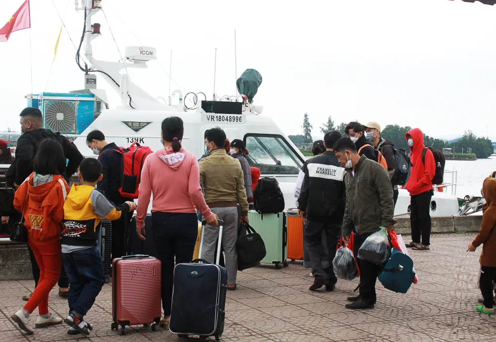 Dòng người lên tàu khiến không khí tết như gần hơn. Ảnh: NGUYỄN TRANG Dòng người lên tàu khiến không khí tết như gần hơn. Ảnh: NGUYỄN TRANG