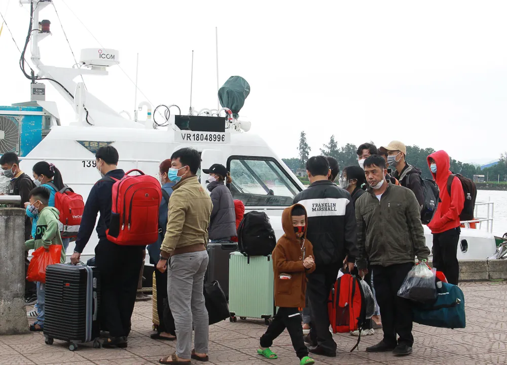 Người dân đang lần lượt xuống tàu. Ảnh: NGUYỄN TRANG Người dân đang lần lượt xuống tàu. Ảnh: NGUYỄN TRANG