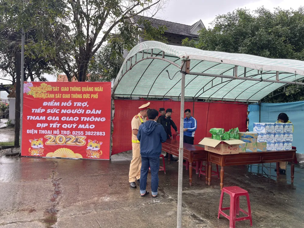 Trạm CSGT Đức Phổ đang hỗ trợ người dân tham gia giao thông dịp tết Quý Mão. Ảnh: Trạm CSGT Đức Phổ