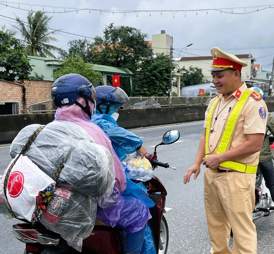 CSGT hỏi thăm người dân, chúc họ chuyến đi vào Nam thượng lộ bình an. Ảnh: Trạm CSGT Đức Phổ
