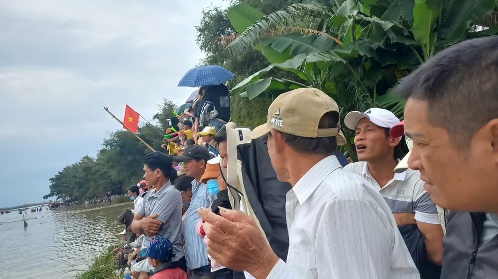 Cả hai bên bờ sông đều đông đúc người xem Cả hai bên bờ sông đều đông đúc người xem