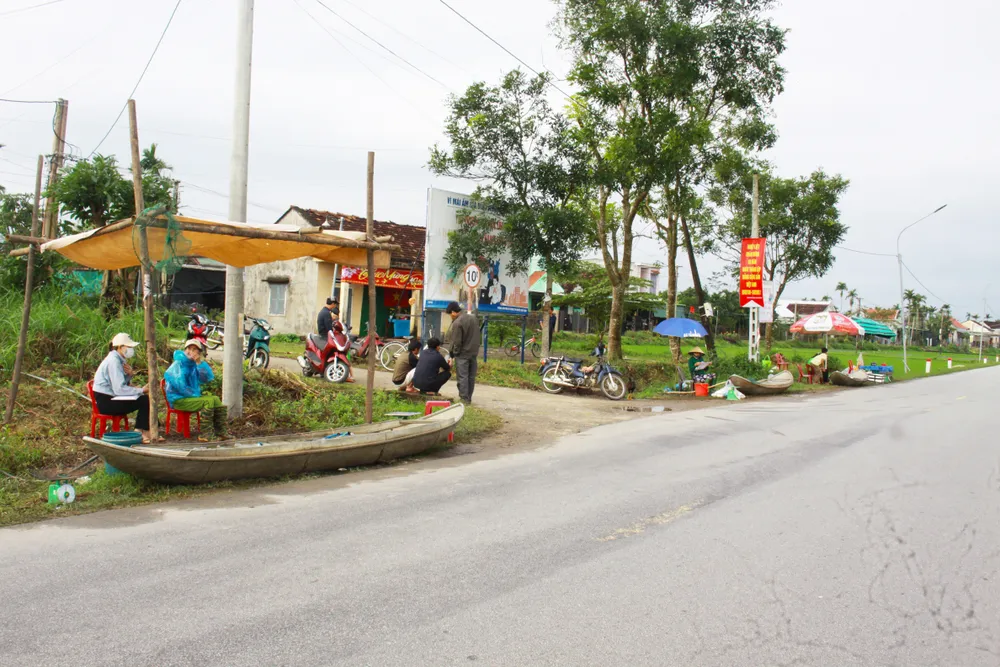 Người dân đưa ghe ra Quốc lộ 24B (xã Tịnh Sơn, huyện Sơn Tịnh, tỉnh Quảng Ngãi) để bán cá đầu năm. Ảnh: NGUYỄN TRANG Người dân đưa ghe ra Quốc lộ 24B (xã Tịnh Sơn, huyện Sơn Tịnh, tỉnh Quảng Ngãi) để bán cá đầu năm. Ảnh: NGUYỄN TRANG