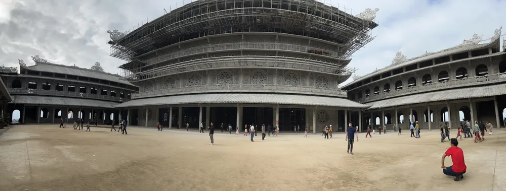 Toàn bộ bên trong khu vực chánh điện thu hút người dân bởi kiến trúc độc đáo. Ảnh: NGUYỄN TRANG Toàn bộ bên trong khu vực chánh điện thu hút người dân bởi kiến trúc độc đáo. Ảnh: NGUYỄN TRANG