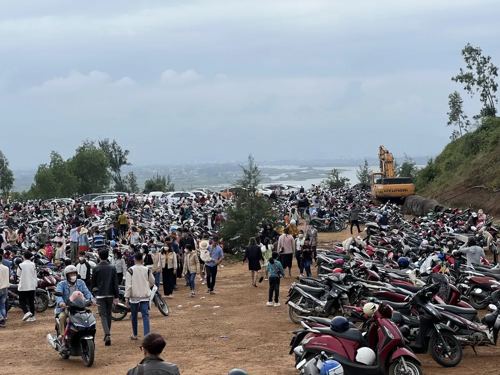 Chiều mùng 5 tết, "biển người" đổ dồn lên chùa Minh Đức. Ảnh: NGUYỄN TRANG Chiều mùng 5 tết, "biển người" đổ dồn lên chùa Minh Đức. Ảnh: NGUYỄN TRANG