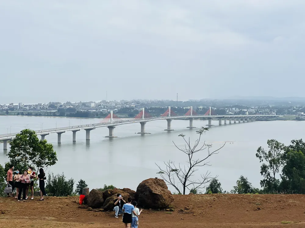 Từ chùa Minh Đức nhìn xuống cầu Cổ Lũy cuối dòng sông Trà Khúc. Ảnh: NGUYỄN TRANG Từ chùa Minh Đức nhìn xuống cầu Cổ Lũy cuối dòng sông Trà Khúc. Ảnh: NGUYỄN TRANG