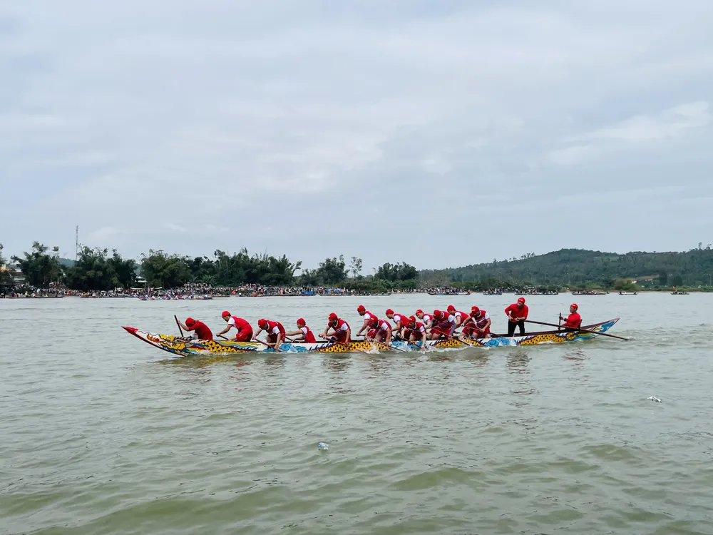 Các vận động viên đang gắng sức trên đường đua Các vận động viên đang gắng sức trên đường đua