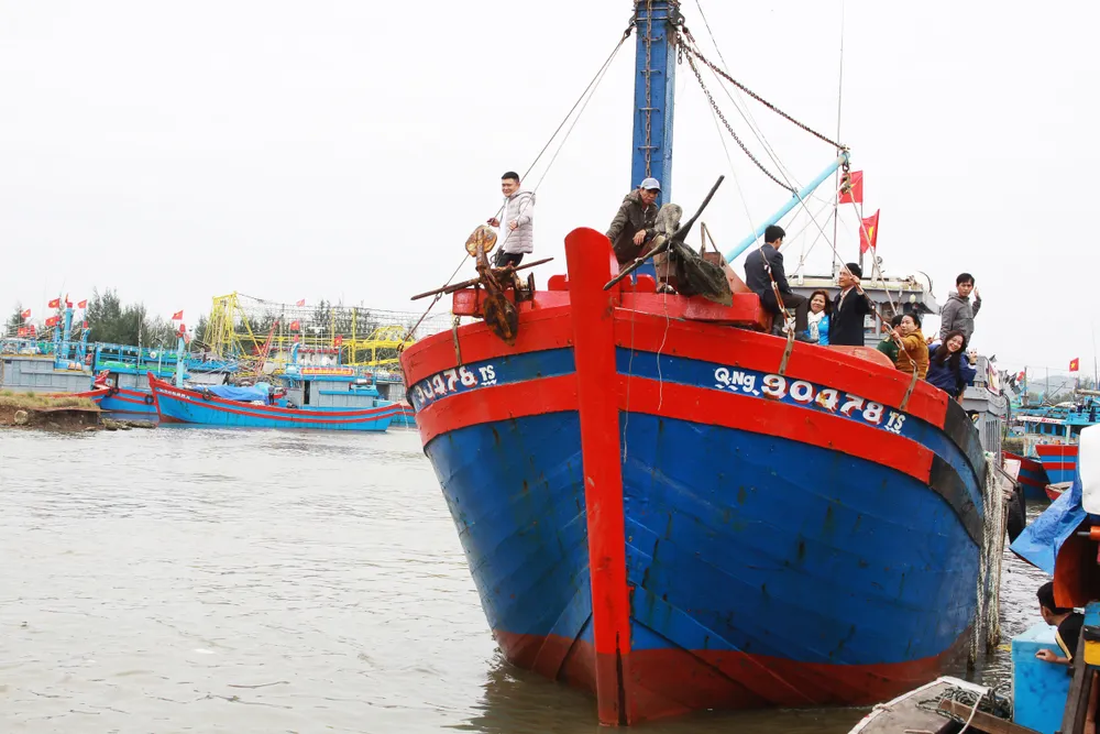 Chiếc tàu QNg-90478 TS tham gia lễ ra quân. Ảnh: NGUYỄN TRANG Chiếc tàu QNg-90478 TS tham gia lễ ra quân. Ảnh: NGUYỄN TRANG