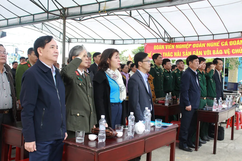 Lãnh đạo Chi cục Thủy sản tỉnh Quảng Ngãi, UBND huyện Bình Sơn, UBND xã Bình Châu cùng ban, ngành, địa phương thực hiện nghi lễ chào cờ trong lễ ra quân đánh bắt đầu năm. Ảnh: NGUYỄN TRANG Lãnh đạo Chi cục Thủy sản tỉnh Quảng Ngãi, UBND huyện Bình Sơn, UBND xã Bình Châu cùng ban, ngành, địa phương thực hiện nghi lễ chào cờ trong lễ ra quân đánh bắt đầu năm. Ảnh: NGUYỄN TRANG