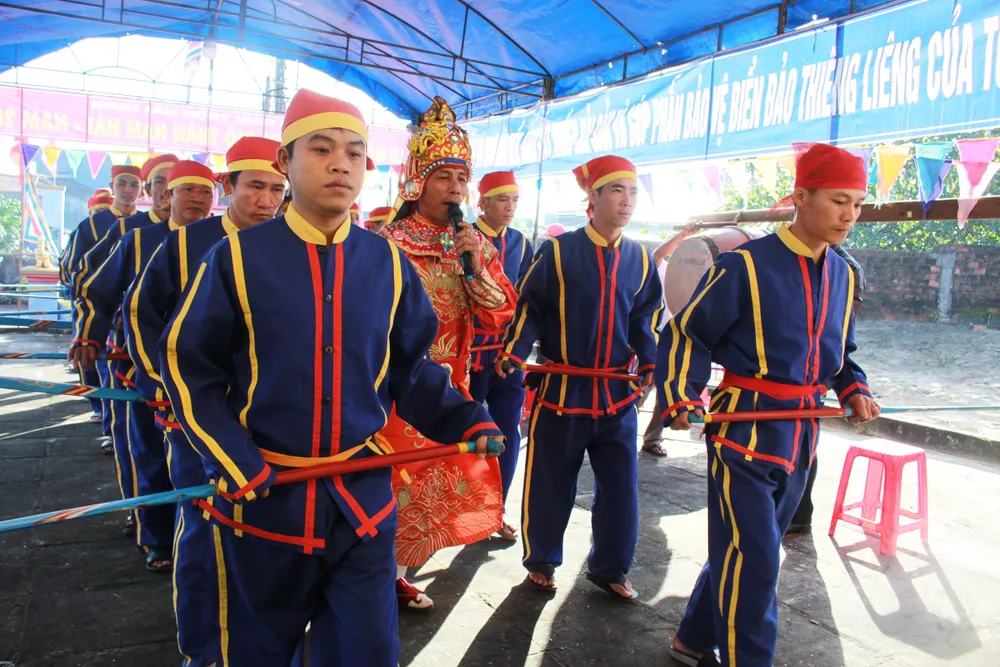 Đội thuyền hát bả trạo thực hiện nghi lễ trong Lăng vạn. Ảnh: NGUYỄN TRANG Đội thuyền hát bả trạo thực hiện nghi lễ trong Lăng vạn. Ảnh: NGUYỄN TRANG