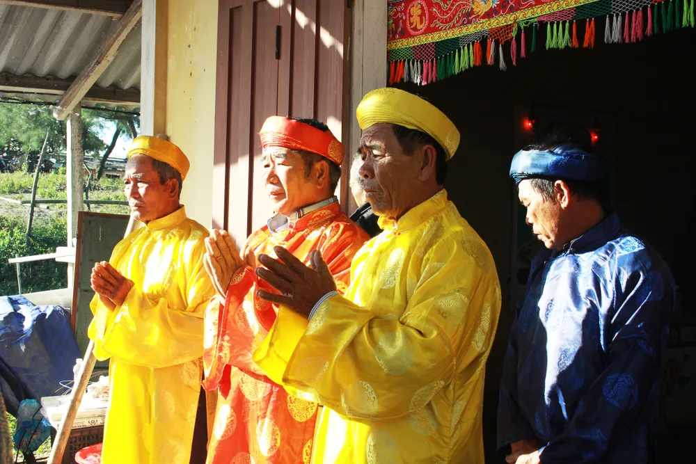 Các bô lão đại diện cho cộng đồng ngư dân thực hiện nghi lễ cúng tại Lăng vạn Hải Ninh. Ảnh: NGUYỄN TRANG Các bô lão đại diện cho cộng đồng ngư dân thực hiện nghi lễ cúng tại Lăng vạn Hải Ninh. Ảnh: NGUYỄN TRANG