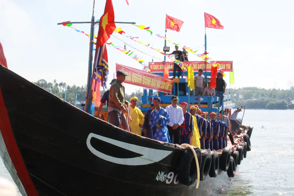 Lễ cầu ngư và nghinh thần Nam Hải trên thuyền ra khơi của các ngư dân xã Bình Thạnh, huyện Bình Sơn, tỉnh Quảng Ngãi. Ảnh: NGUYỄN TRANG Lễ cầu ngư và nghinh thần Nam Hải trên thuyền ra khơi của các ngư dân xã Bình Thạnh, huyện Bình Sơn, tỉnh Quảng Ngãi. Ảnh: NGUYỄN TRANG