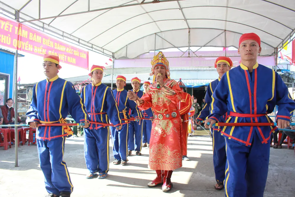 Hát bả trạo được thực hiện tại cửa biển Sa Cần, xã Bình Thạnh, huyện Bình Sơn, tỉnh Quảng Ngãi. Ảnh: NGUYỄN TRANG Hát bả trạo được thực hiện tại cửa biển Sa Cần, xã Bình Thạnh, huyện Bình Sơn, tỉnh Quảng Ngãi. Ảnh: NGUYỄN TRANG