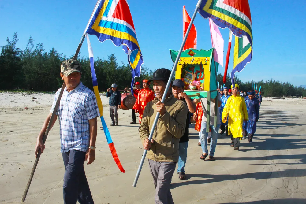 Lễ nghinh thần Nam Hải từ cửa biển qua đến cảng cá Sa Cần và lên tàu ngư dân. Ảnh: NGUYỄN TRANG Lễ nghinh thần Nam Hải từ cửa biển qua đến cảng cá Sa Cần và lên tàu ngư dân. Ảnh: NGUYỄN TRANG