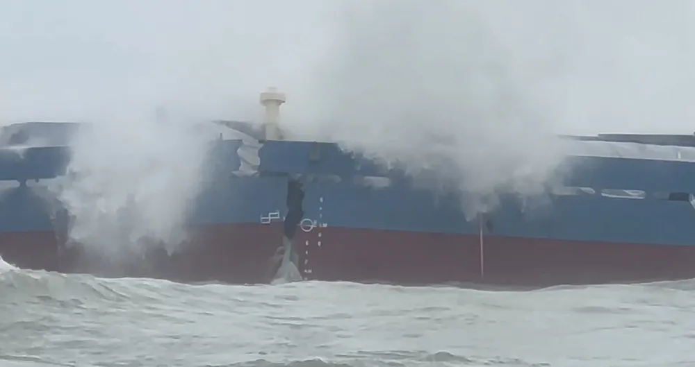 Tàu đã bị gãy làm đôi, hiện việc xử lý thân tàu và 2.700 tấn gạo đang được tiếp tục