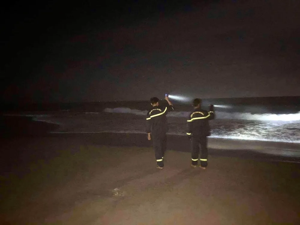 Lực lượng cứu nạn cứu hộ Công an tỉnh Quảng Ngãi tìm kiếm xuyên đêm