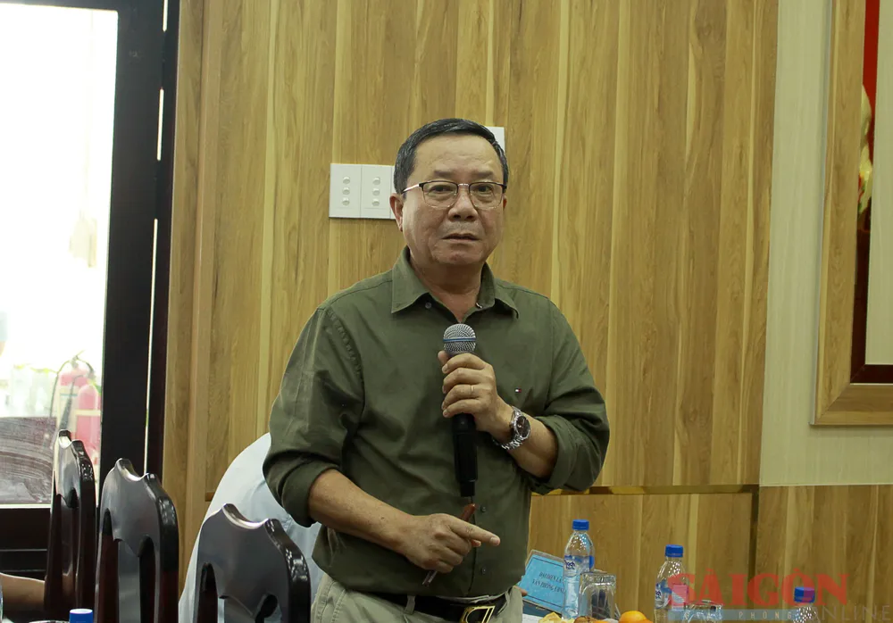 Ông Nguyễn Quốc Tân, Phó Giám đốc Sở TN-MT tỉnh Quảng Ngãi, trả lời về vấn đề xả thải của nhà máy. Ảnh: NGUYỄN TRANG Ông Nguyễn Quốc Tân, Phó Giám đốc Sở TN-MT tỉnh Quảng Ngãi, trả lời về vấn đề xả thải của nhà máy. Ảnh: NGUYỄN TRANG