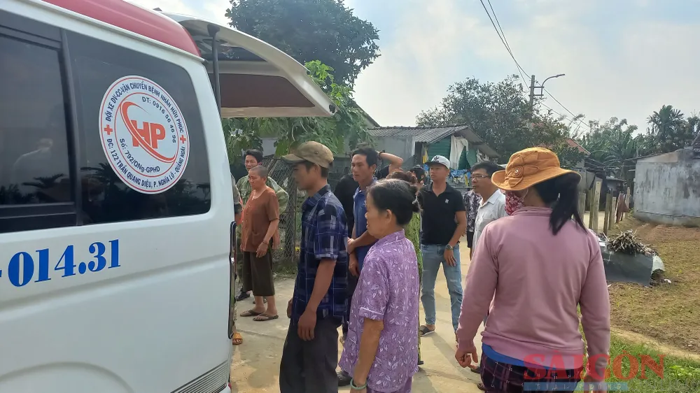 Chiếc xe cứu thương đưa thi thể ông Linh trở về nhà vào sáng ngày 14-2 sau vụ tai nạn thảm khốc. Ảnh: NGUYỄN TRANG