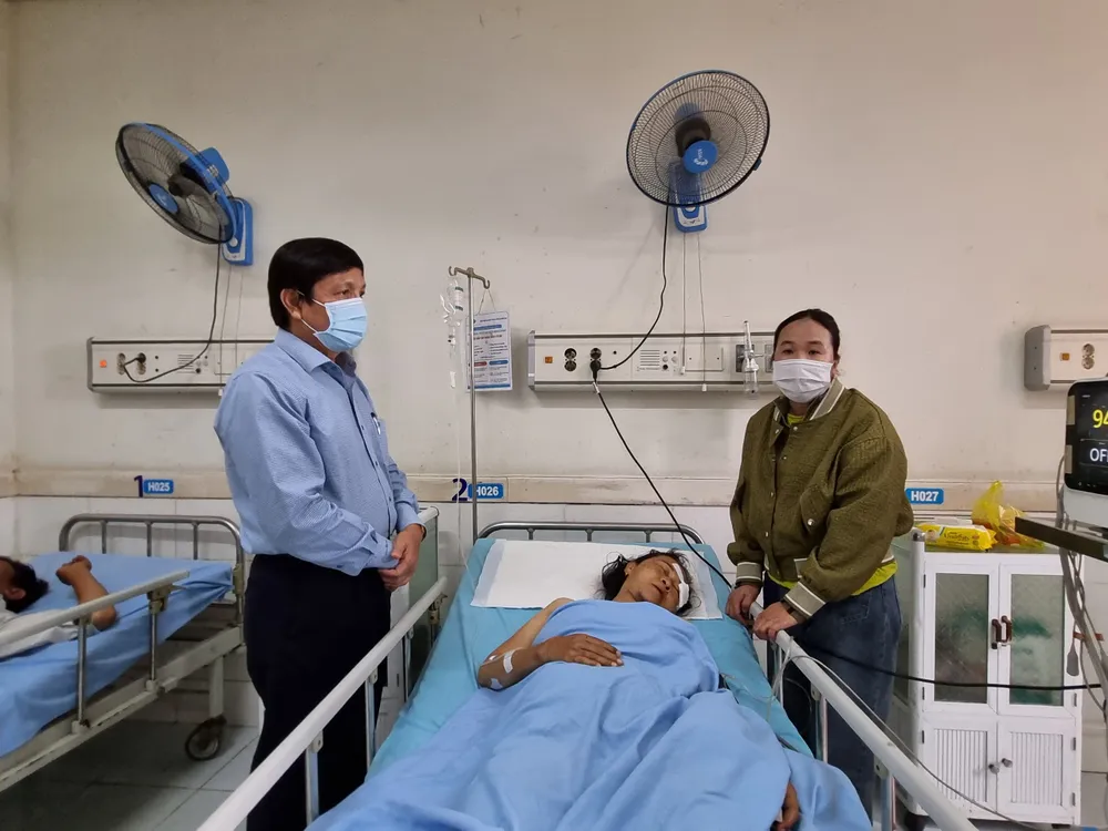 Đại diện Sở GTVT tỉnh Quảng Ngãi thăm hỏi gia đình gặp nạn đang điều trị tại Bệnh viện Đa khoa Trung ương Quảng Nam
