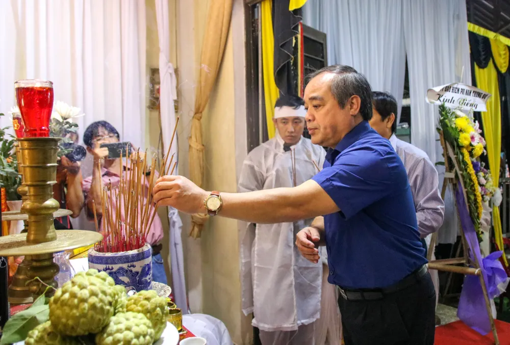 Phó Chủ tịch Thường trực UBND tỉnh Quảng Ngãi Trần Hoàng Tuấn đến thăm viếng gia đình các nạn nhân