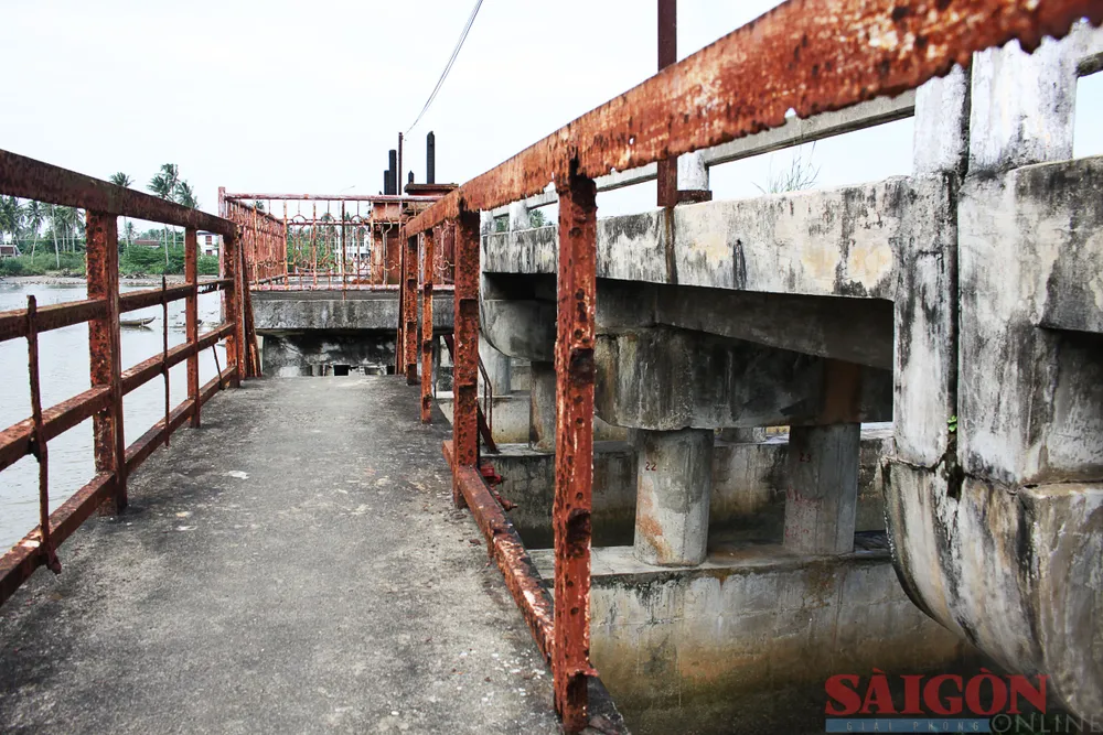 Đập ngăn mặn Hiền Lương cần được sửa chữa, khắc phục sớm. Ảnh: NGUYỄN TRANG Đập ngăn mặn Hiền Lương cần được sửa chữa, khắc phục sớm. Ảnh: NGUYỄN TRANG