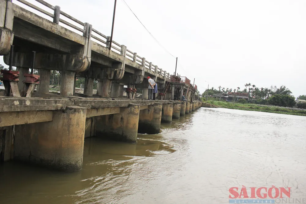 Đập ngăn mặn Hiền Lương bắt qua sông Hiền Lương thuộc 2 xã Nghĩa Hòa và Nghĩa Hà, TP Quảng Ngãi. Ảnh: NGUYỄN TRANG Đập ngăn mặn Hiền Lương bắt qua sông Hiền Lương thuộc 2 xã Nghĩa Hòa và Nghĩa Hà, TP Quảng Ngãi. Ảnh: NGUYỄN TRANG