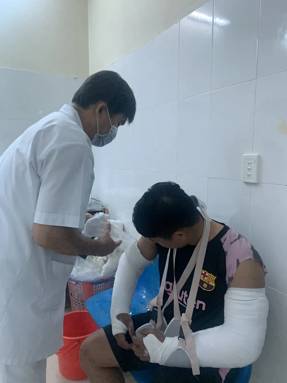 Đến ngày 22-2, anh Đ. sẽ được mổ cố định hai cánh tay bị gãy