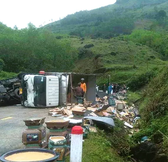 Hàng hóa đổ ra đường sau vụ tai nạn Hàng hóa đổ ra đường sau vụ tai nạn