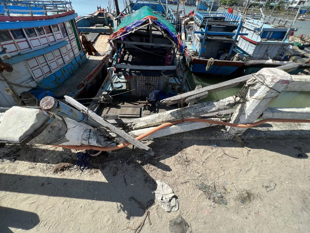 Tàu thuyền neo đậu xung quanh cầu Thạnh Đức