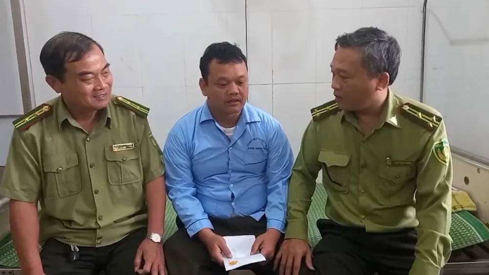 Ông Đinh Hồng Tâm (ở giữa) là người bị đánh khi truy đuổi xe gỗ lậu. Ông Đinh Hồng Tâm (ở giữa) là người bị đánh khi truy đuổi xe gỗ lậu.