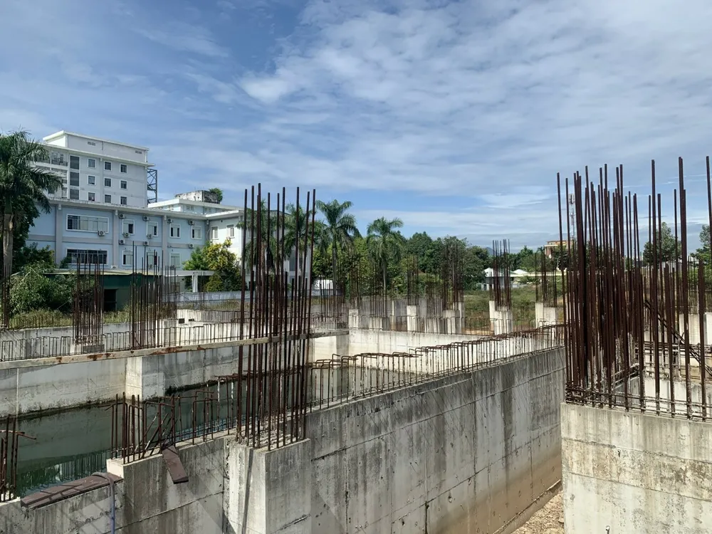 Bên trong công trình chỉ là những bãi cọc, trụ cống bê tông dang dở. Bên trong công trình chỉ là những bãi cọc, trụ cống bê tông dang dở.