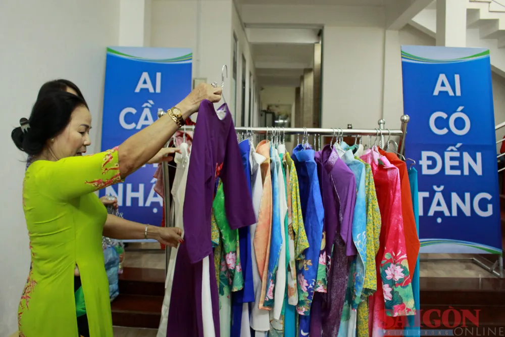 Chương trình &quot;Áo dài 0 đồng&quot;, ai cần đến nhận, ai có đến tặng&quot; của Hội LHPN tỉnh Quảng Ngãi. Ảnh: NGUYỄN TRANG