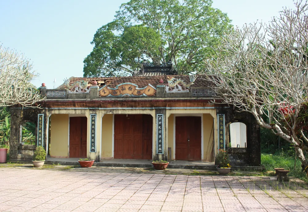 Đình Lâm Sơn đã xuống cấp cần được tu sửa, bảo tồn giá trị văn hóa đình làng. Ảnh: NGUYỄN TRANG