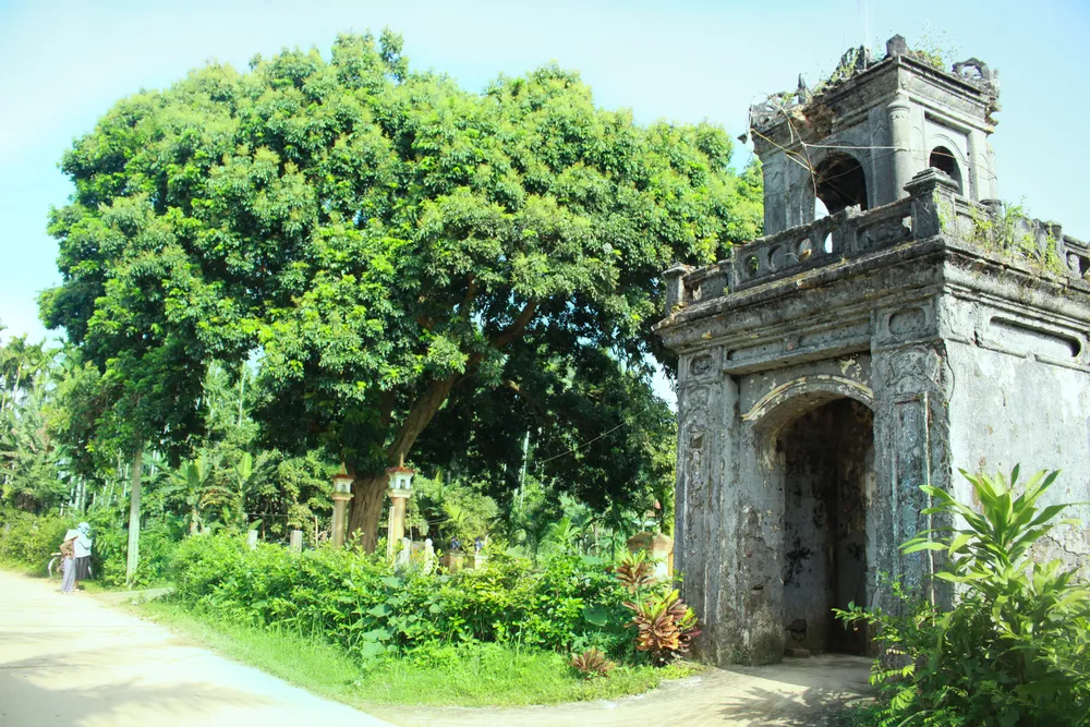 Cổng đình Lâm Sơn đã xuống cấp. Ảnh: NGUYỄN TRANG