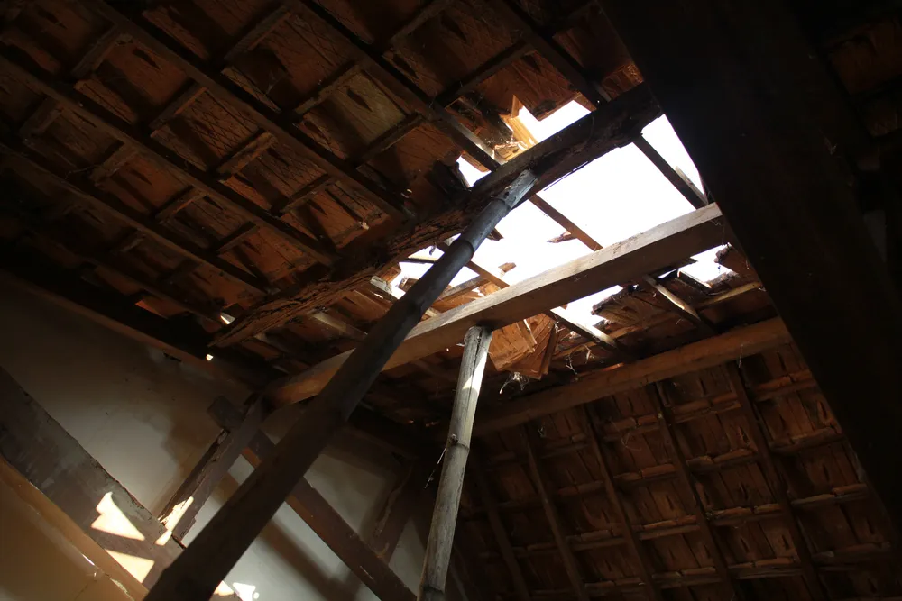 Bên trong đình Lâm Sơn, mái ngói đã đã đổ xuống, rường cột rệu rã. Ảnh: NGUYỄN TRANG