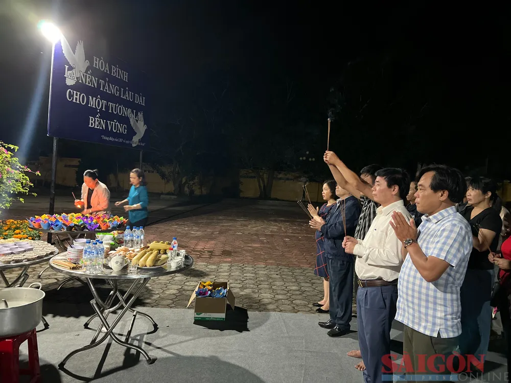 Đại diện sở, ban, ngành và địa phương thắp hương thực hiện nghi lễ tưởng niệm những người đã mất. Ảnh: NGUYỄN TRANG Đại diện sở, ban, ngành và địa phương thắp hương thực hiện nghi lễ tưởng niệm những người đã mất. Ảnh: NGUYỄN TRANG