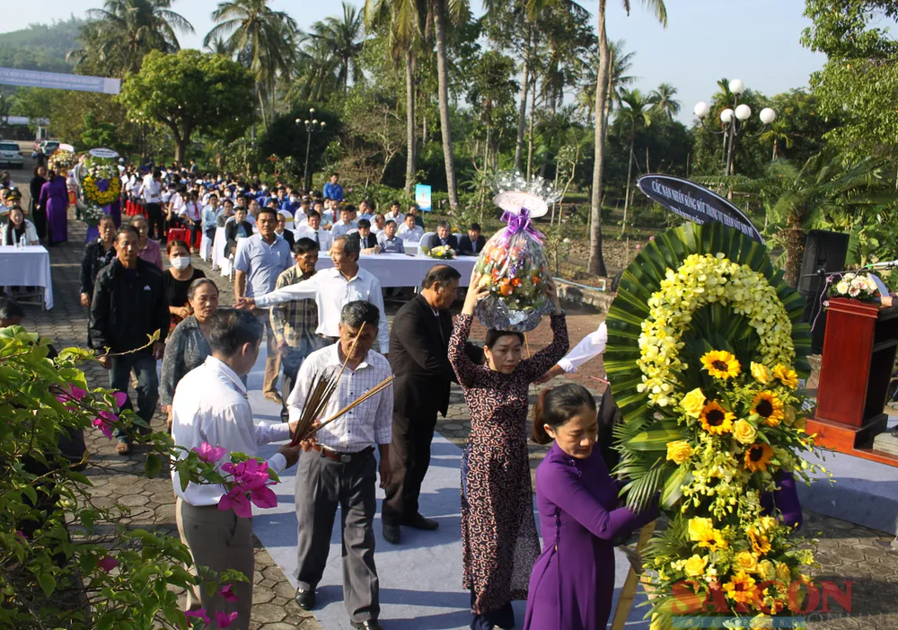 Các đoàn dâng hoa, dâng hương ở đài tưởng niệm. Ảnh: NGUYỄN TRANG