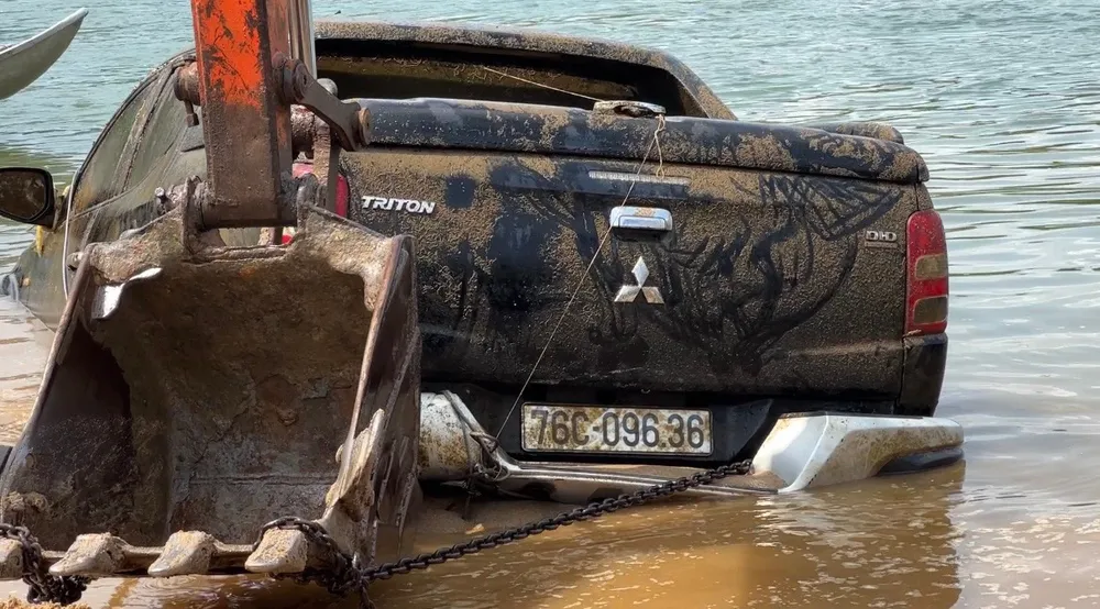 Chiếc ô tô bán tải được phát hiện sau hơn 3 tháng kể từ khi bị lũ cuốn trôi Chiếc ô tô bán tải được phát hiện sau hơn 3 tháng kể từ khi bị lũ cuốn trôi