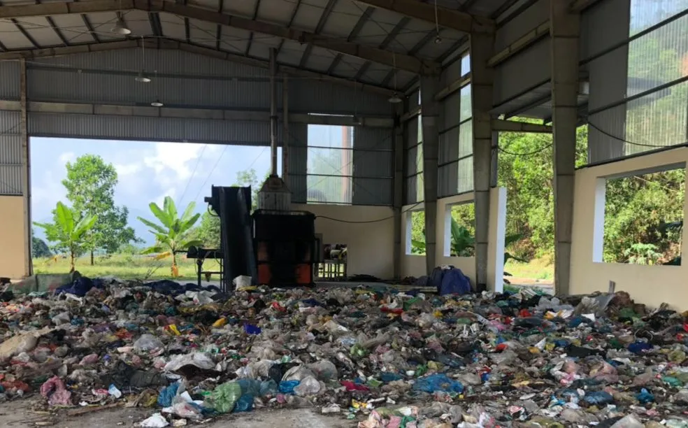 Rác chất đầy tại ngay hệ thống máy móc dùng để phục vụ xử lý rác Rác chất đầy tại ngay hệ thống máy móc dùng để phục vụ xử lý rác