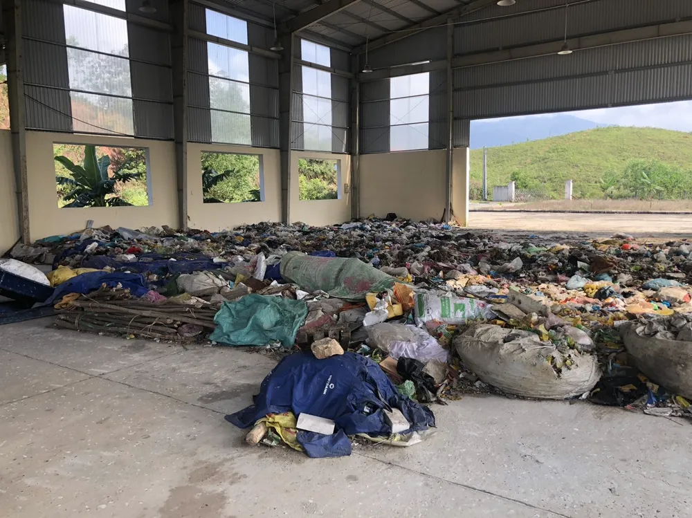 Do không thể xử lý nên lượng rác tồn đọng bên trong nhà máy rất lớn, gây ô nhiễm Do không thể xử lý nên lượng rác tồn đọng bên trong nhà máy rất lớn, gây ô nhiễm